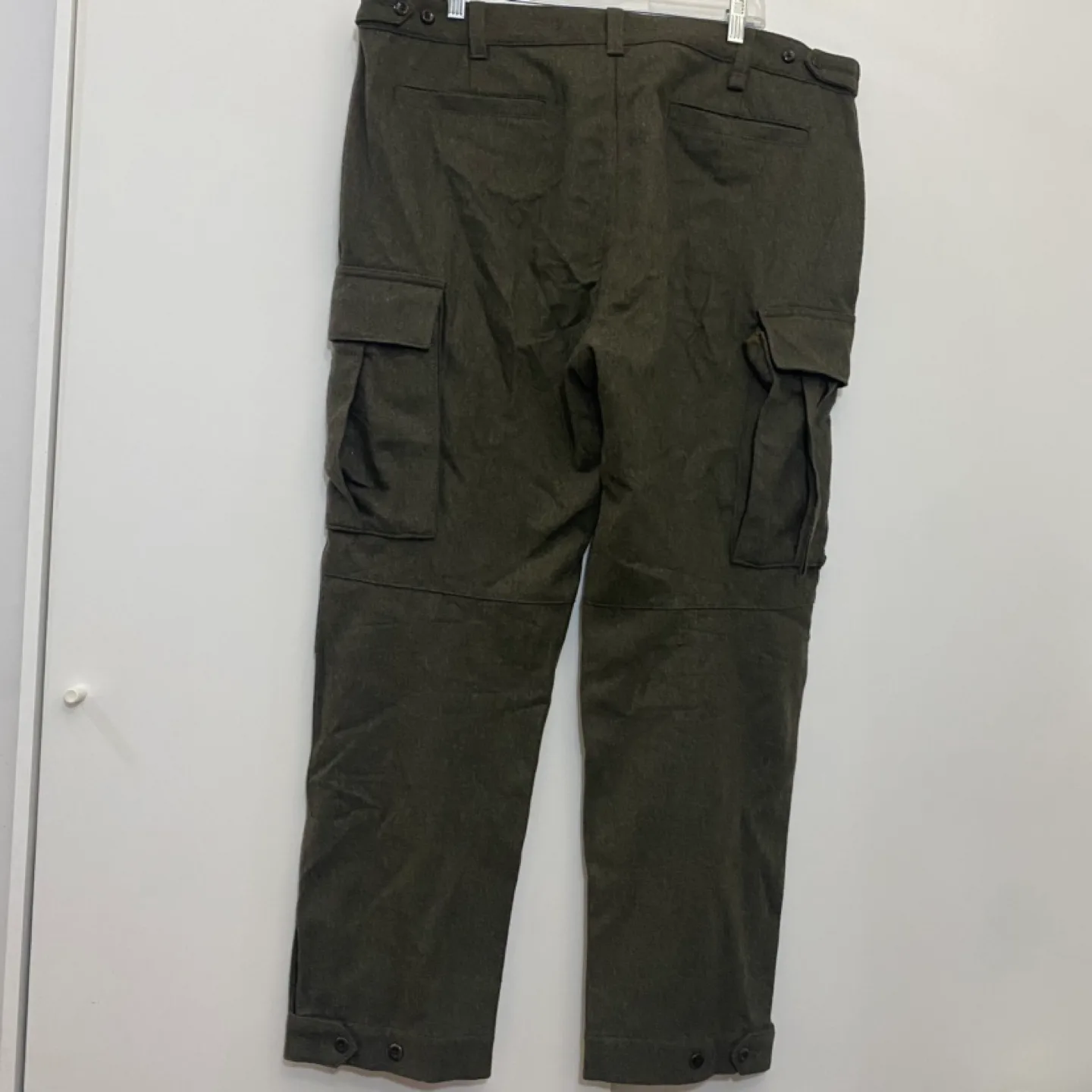 Banana Republic Tapered Fit Cargo Pants Size 38 image indicator(2)