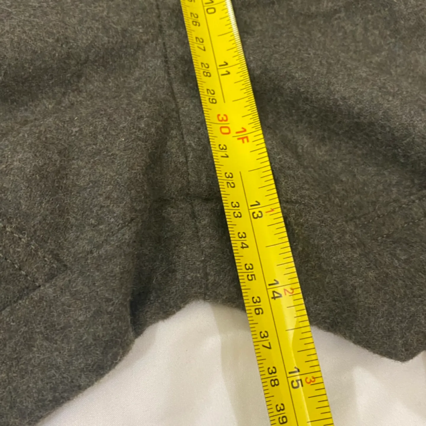 Banana Republic Tapered Fit Cargo Pants Size 38 image indicator(6)