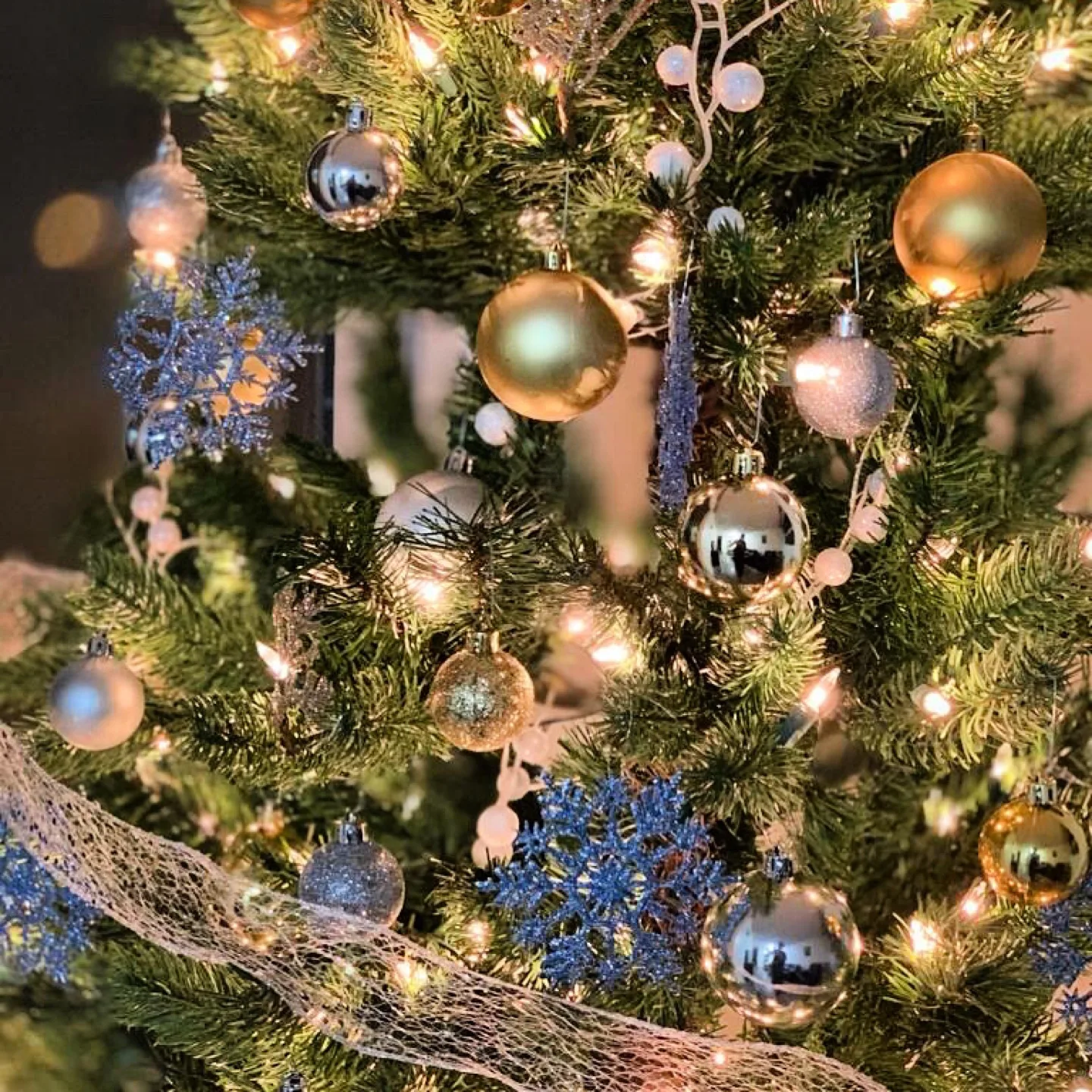 Noma 6.5 ft Artificial Christmas Tree image indicator(5)