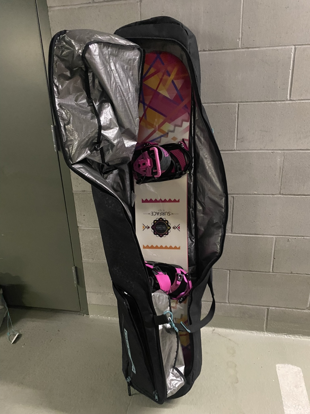 Women’s Salomon snowboard with boots sz6, bindings, bag