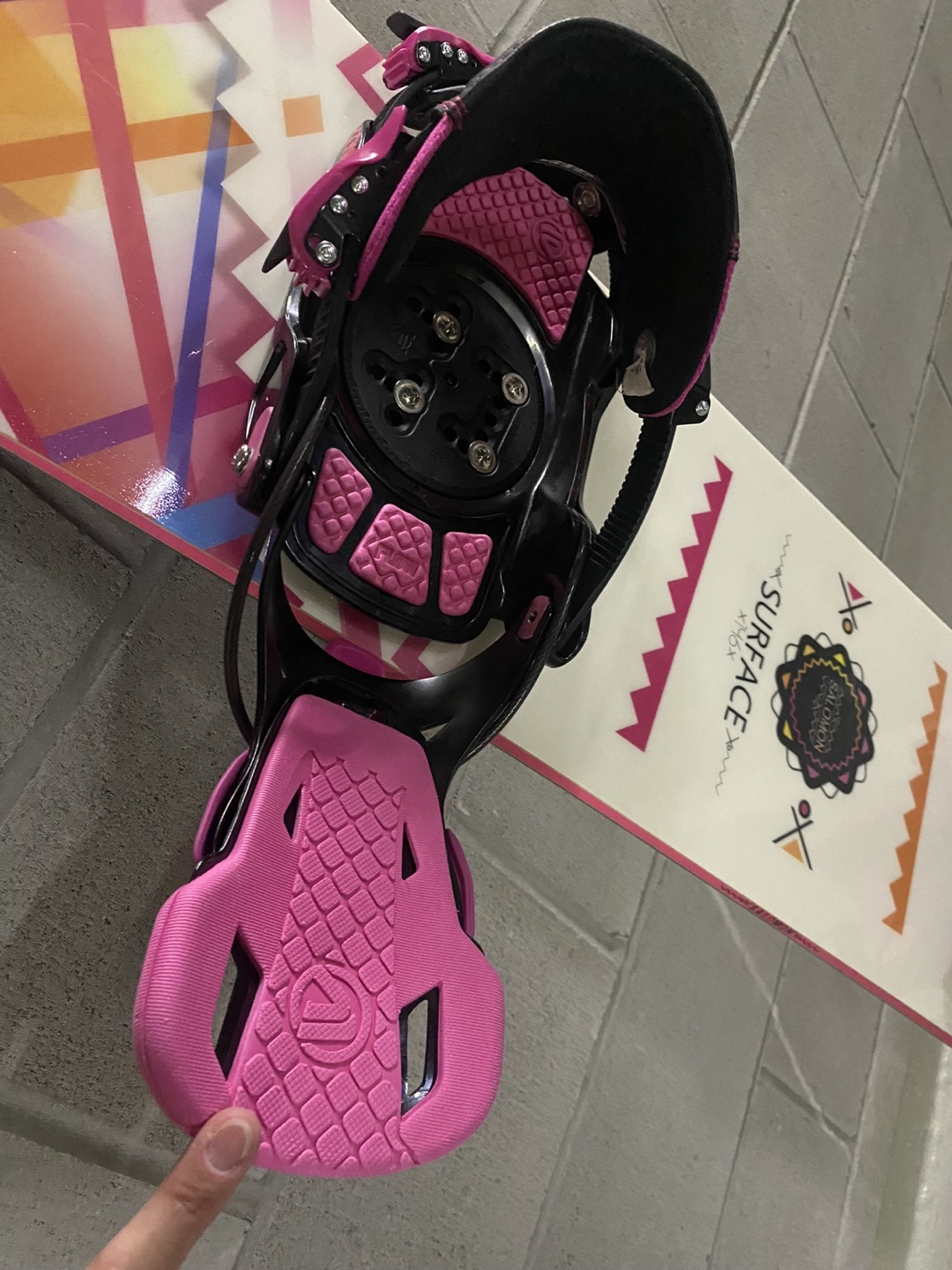 Women’s Salomon snowboard with boots sz6, bindings, bag - photo 5