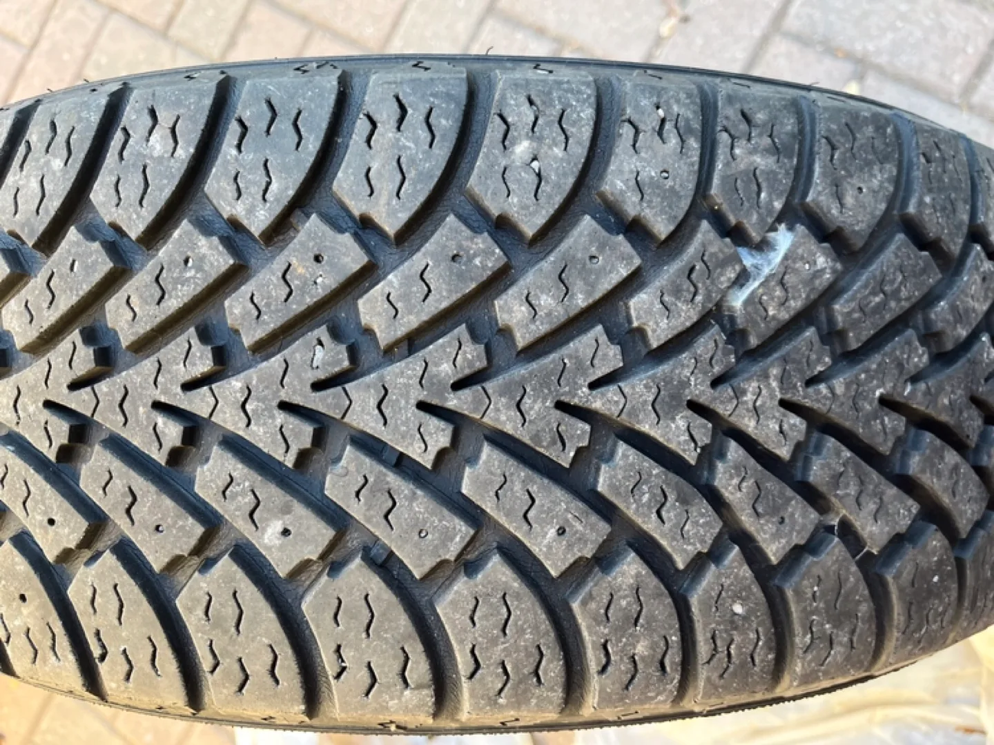 Goodyear 215/60R16 winter tire set of four on steel rims image indicator(2)