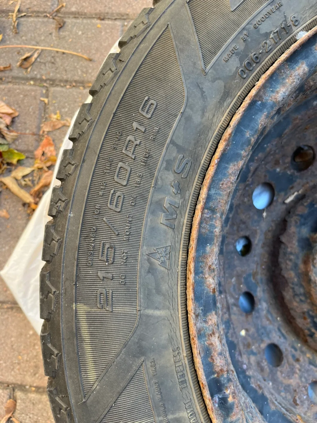 Goodyear 215/60R16 winter tire set of four on steel rims image indicator(3)