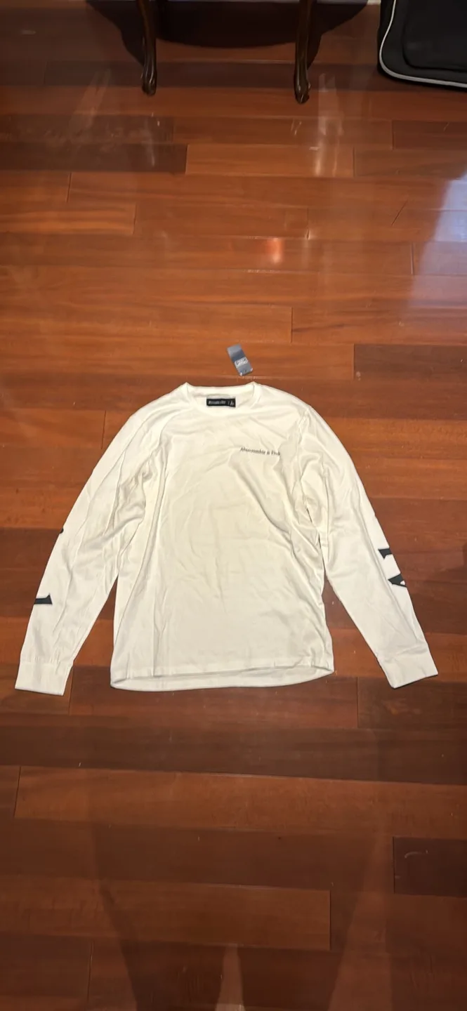 Abercrombie & Fitch Long Sleeve T-Shirt NEW NEVER WORN image indicator(2)