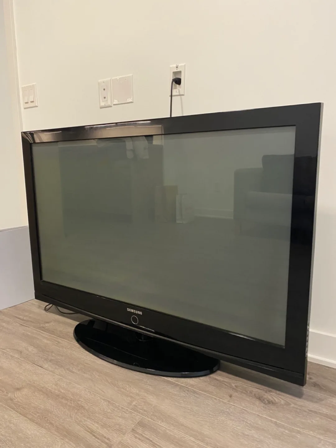Samsung 52-Inch LCD TV thumbnail