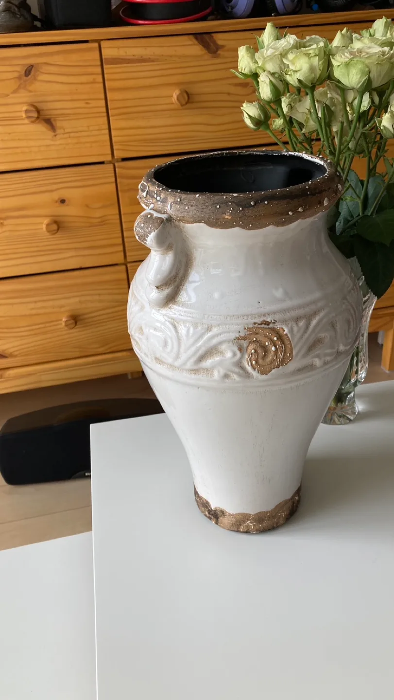 White Ceramic Vase image indicator(2)