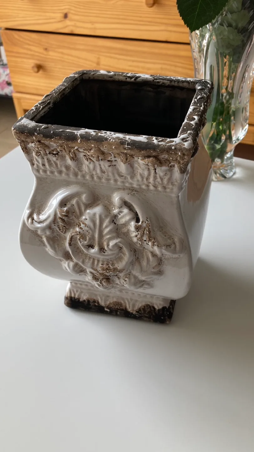 White Ceramic vase image indicator(2)