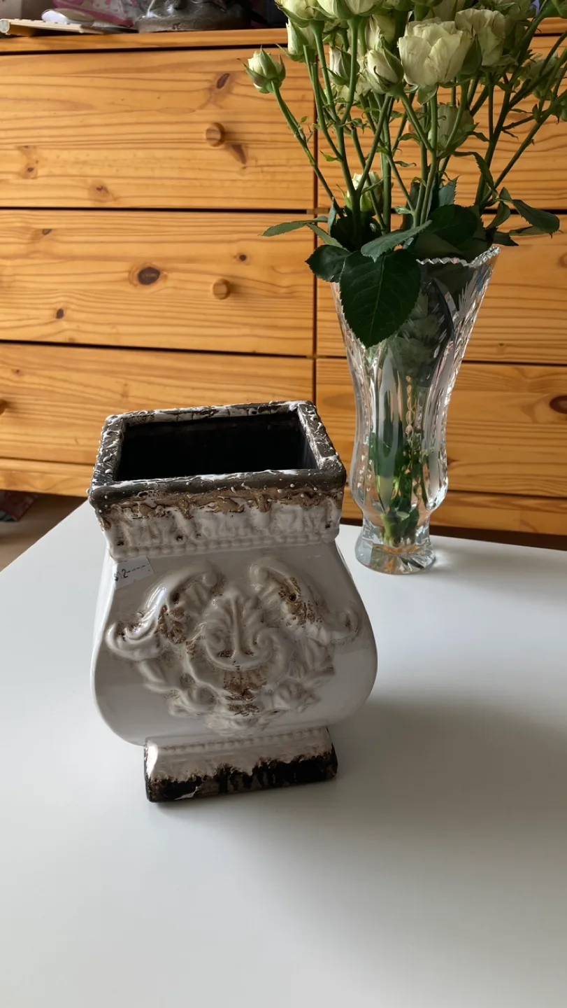 White Ceramic vase image indicator(3)
