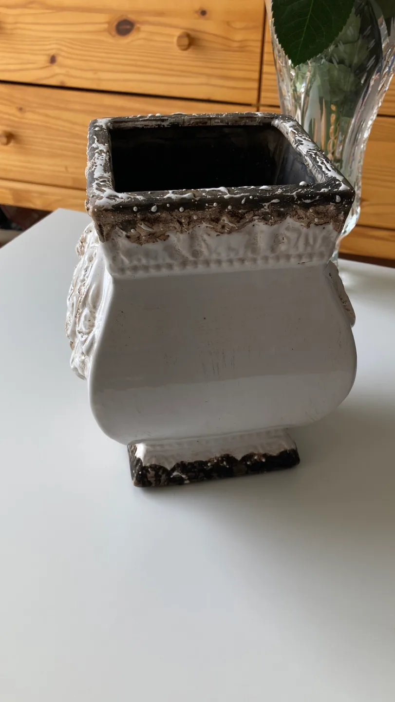 White Ceramic vase image indicator(6)