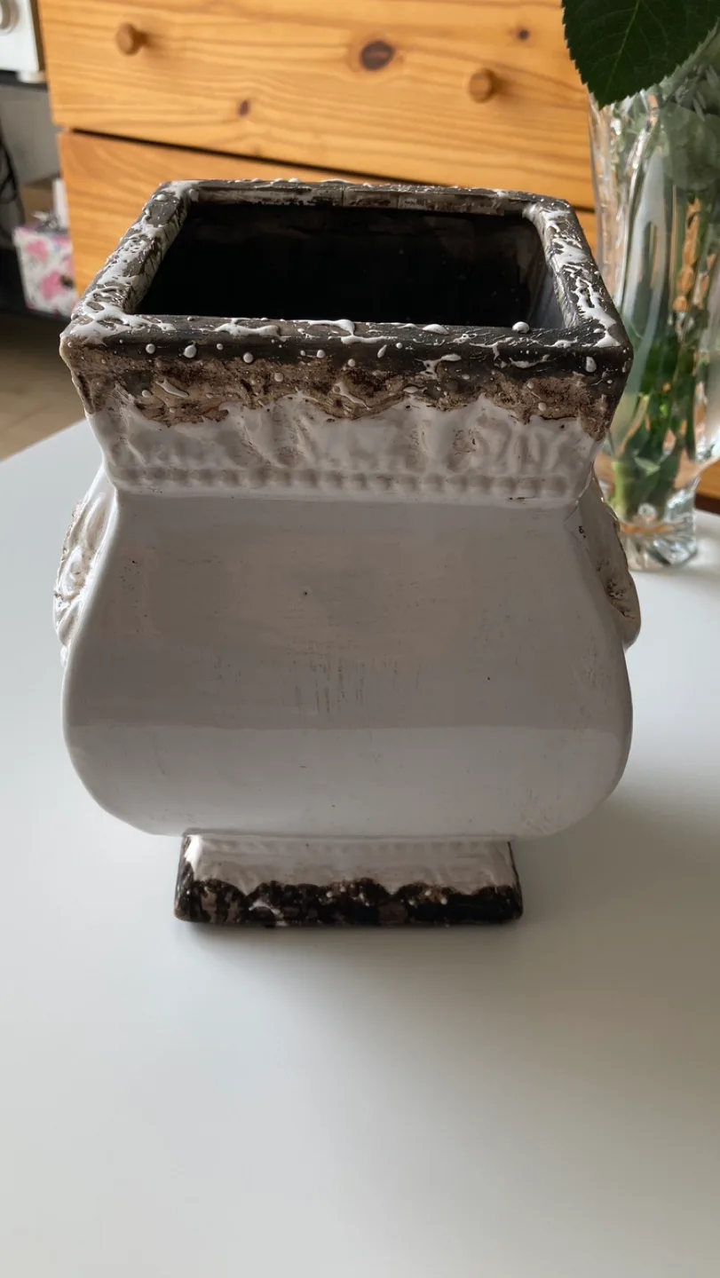 White Ceramic vase image indicator(7)