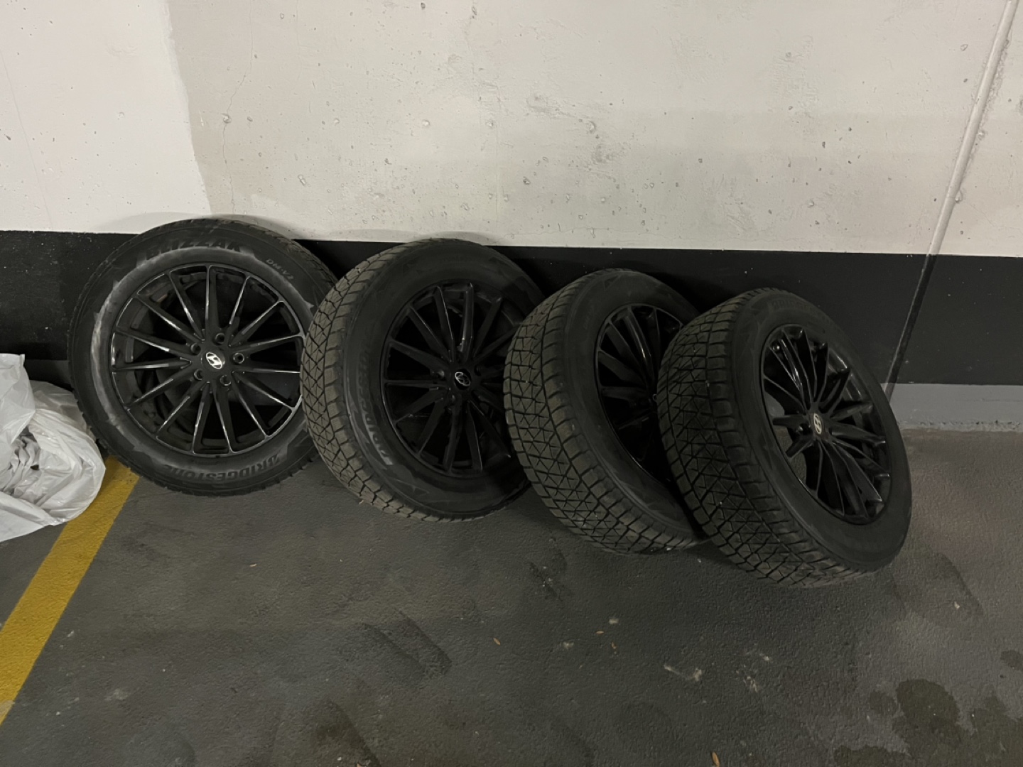 235/60R18 Bridgestone winter tire with Hyundai alloy rim - photo 2