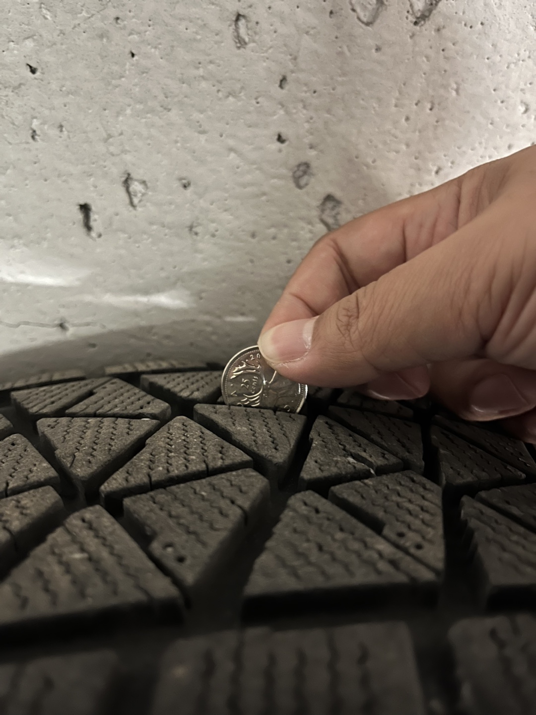 235/60R18 Bridgestone winter tire with Hyundai alloy rim - photo 4