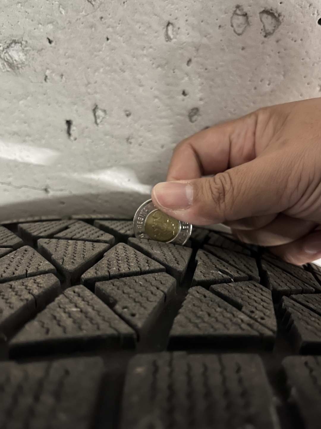 235/60R18 Bridgestone winter tire with Hyundai alloy rim - photo 3
