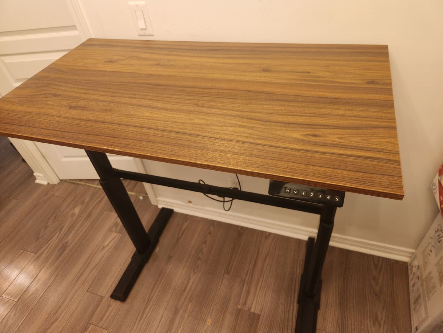 Electronic sit stand desk