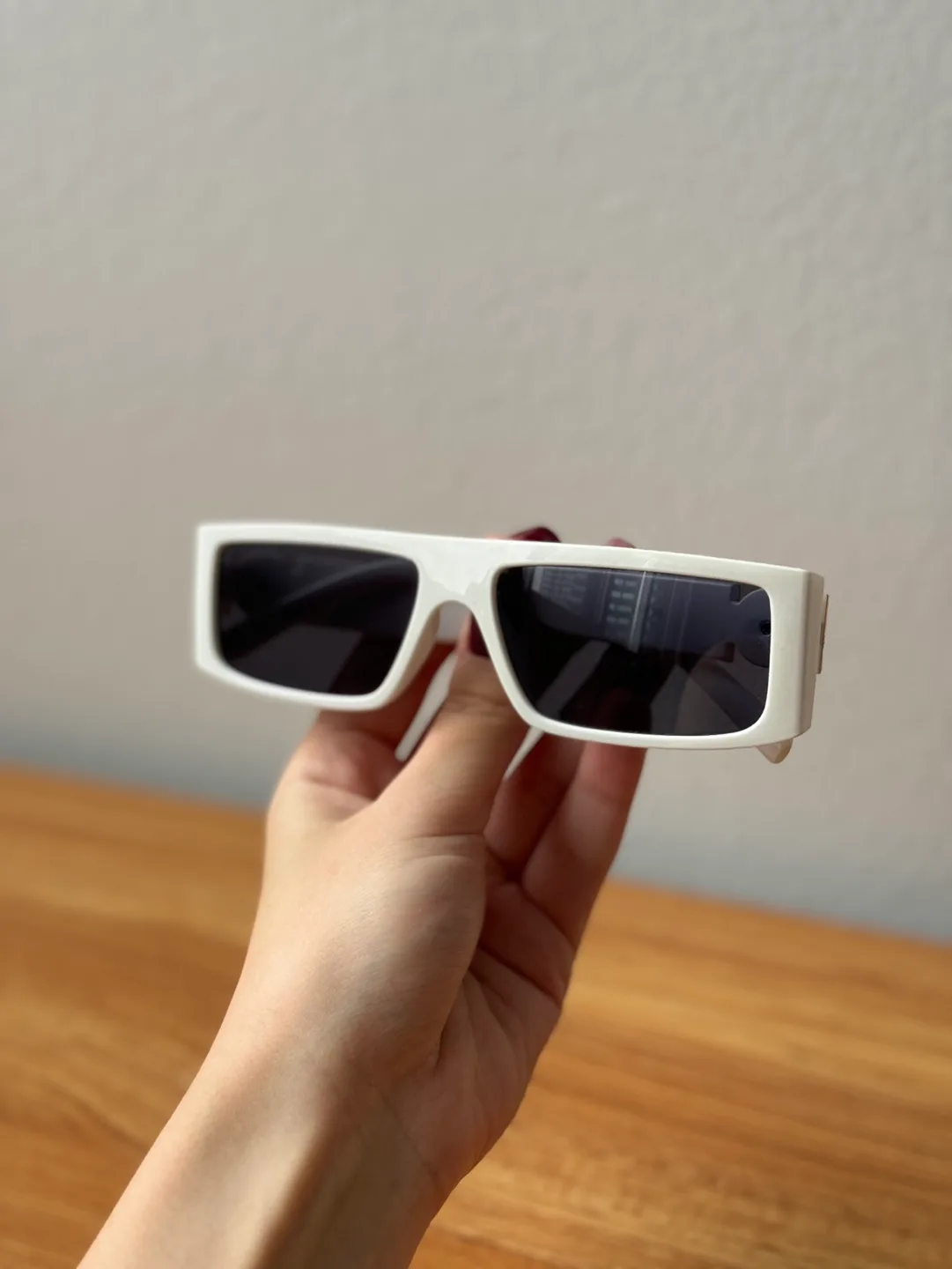 White Sunglasses image indicator(2)
