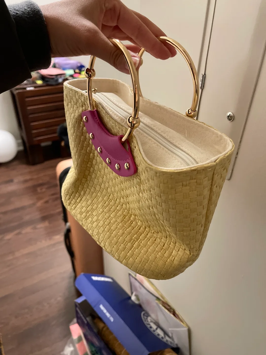 Straw Bag with Gold Handle image indicator(2)