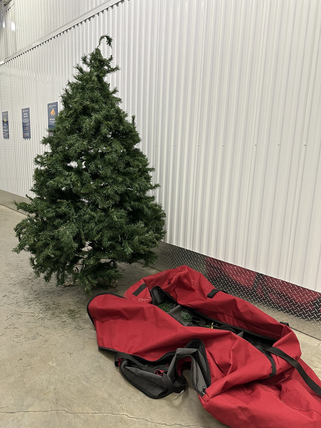 Christmas Tree w Rolling Storage Bag & Gold Stand