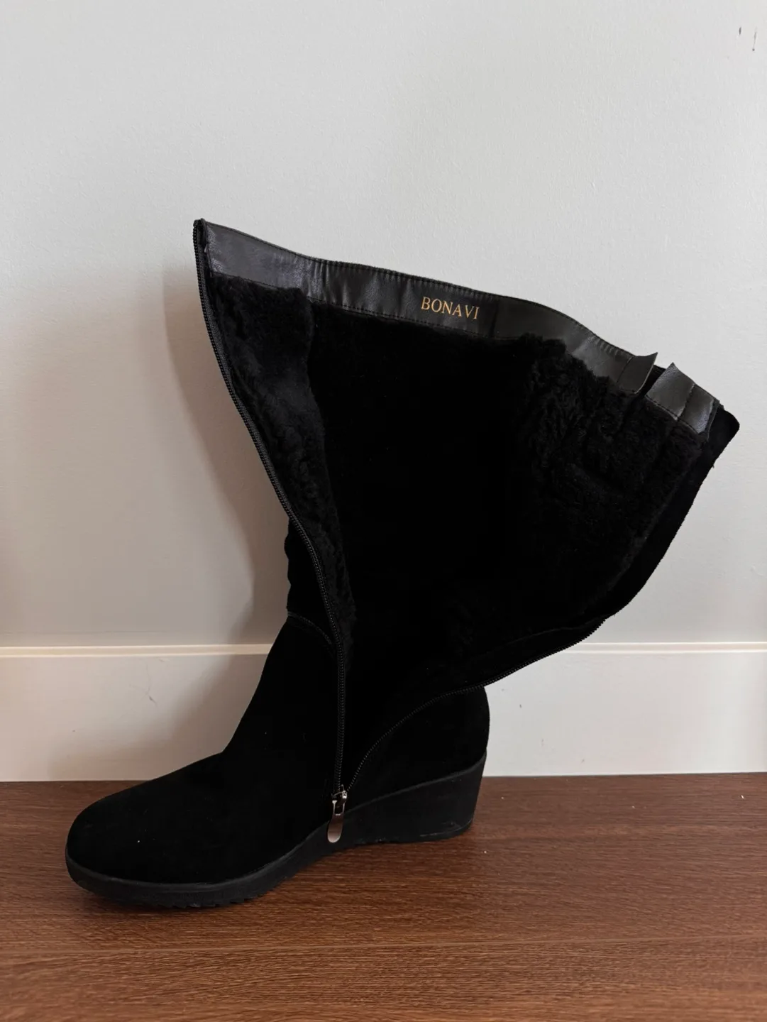 Woman Black Winter Boots Size 9-9.5 image indicator(2)