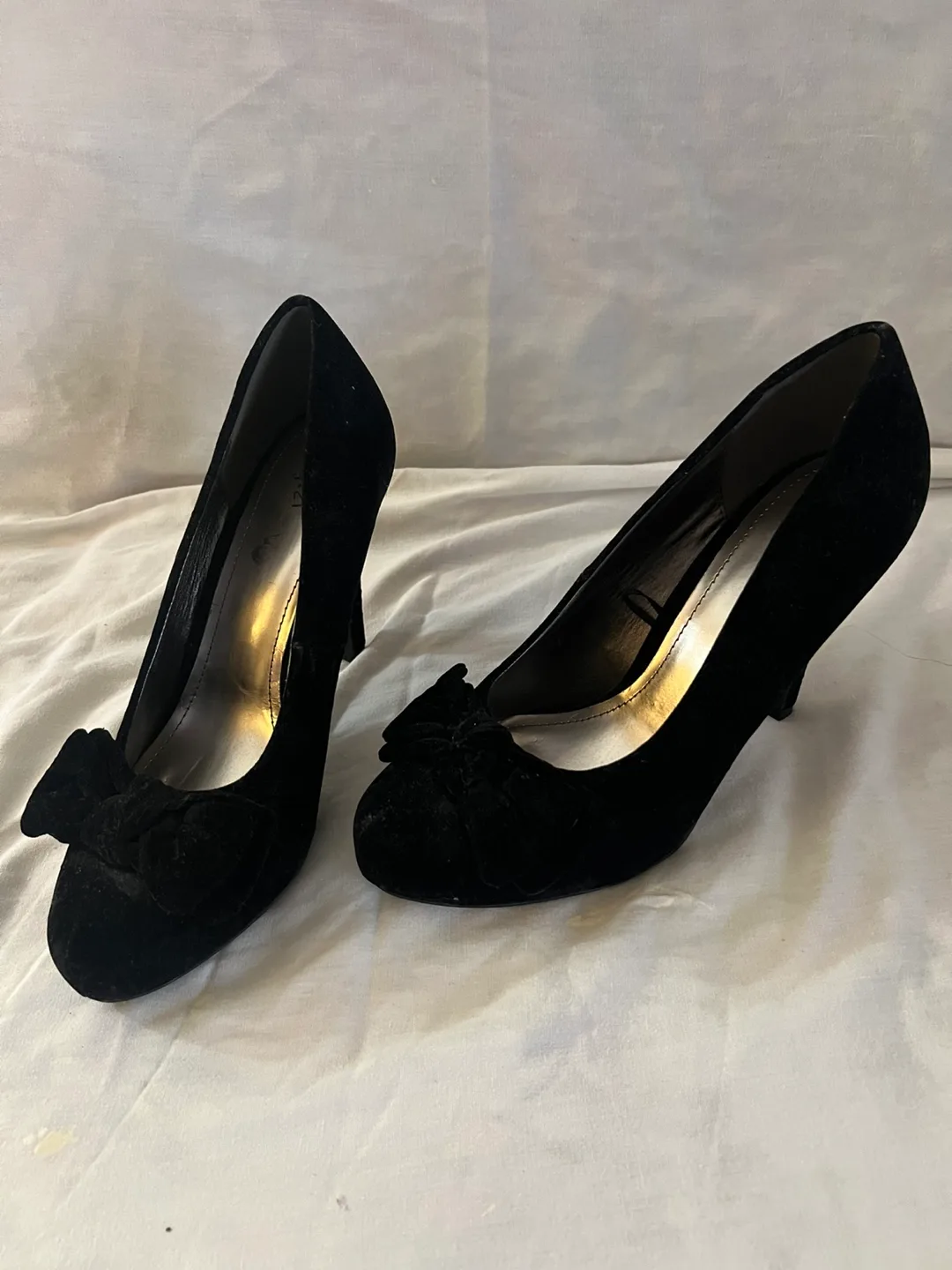 Black Velvet Heels with Bow image indicator(2)