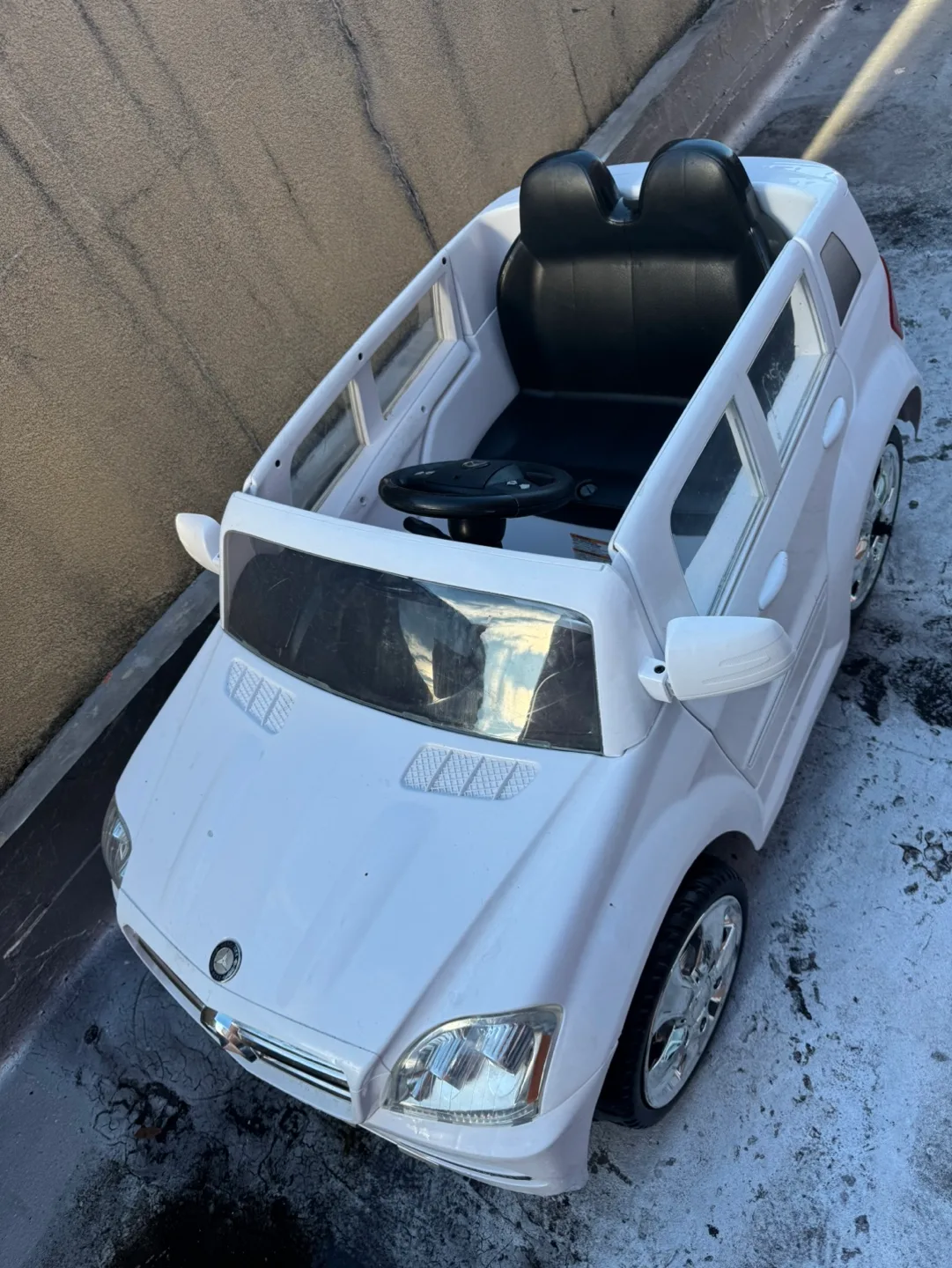 White Kids Ride On Car image indicator(2)