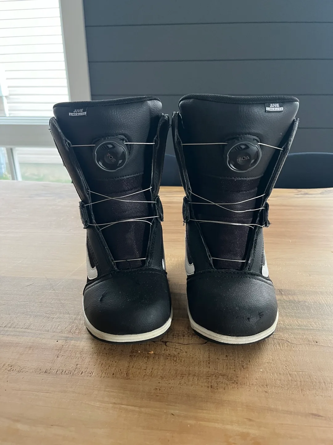 Size 1 Vans Juvie Linerless BOA Snowboard Boots image indicator(2)