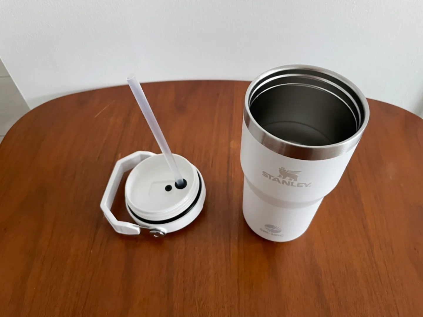 Stanley Tumbler with a Handle and Straw Lid image indicator(2)