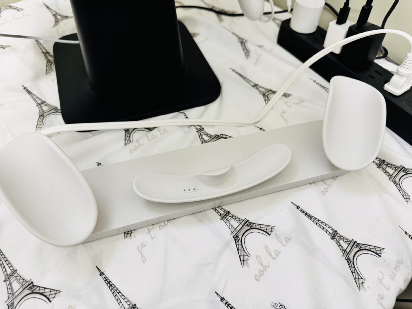 Meta Quest 3 VR Headset with extra accessories wireless charger - photo 4