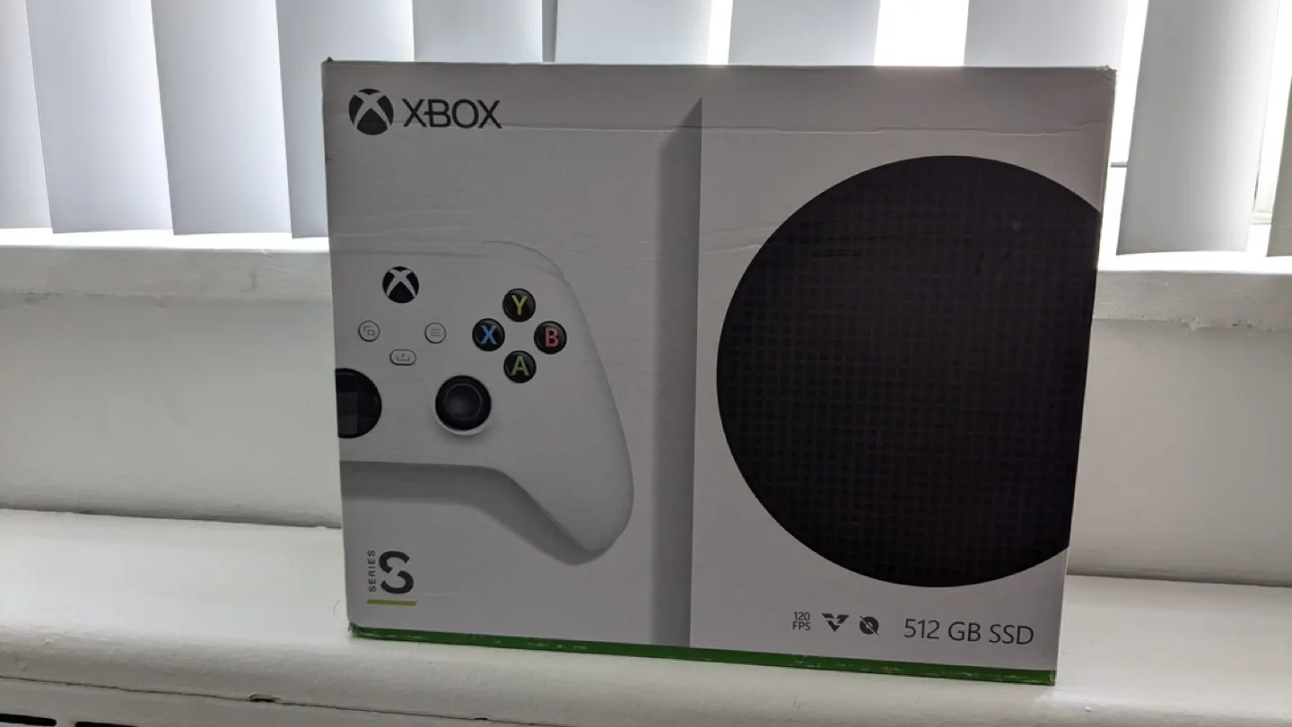 Xbox Series S + 2 controllers image indicator(3)