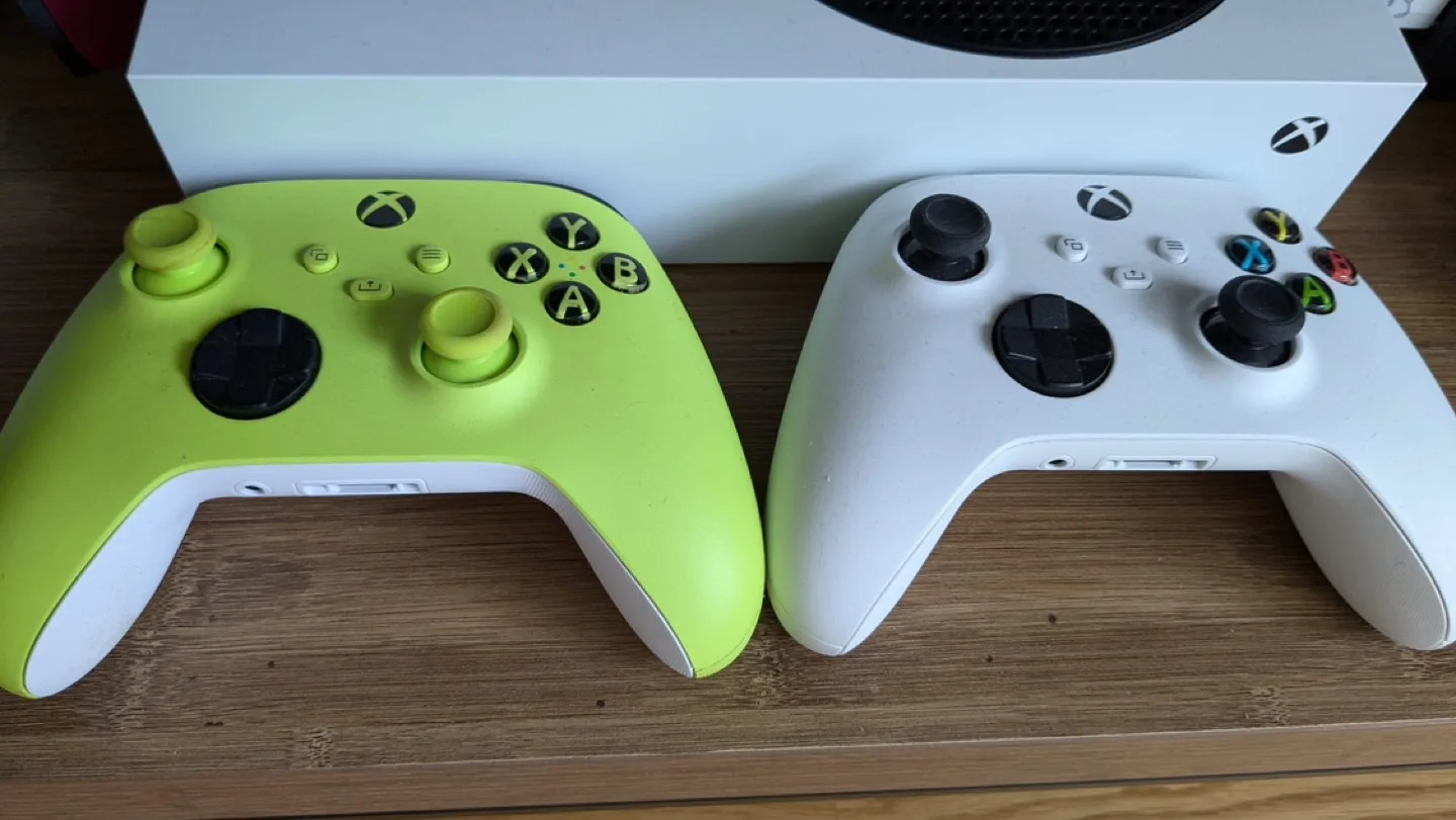 Xbox Series S + 2 controllers image indicator(2)