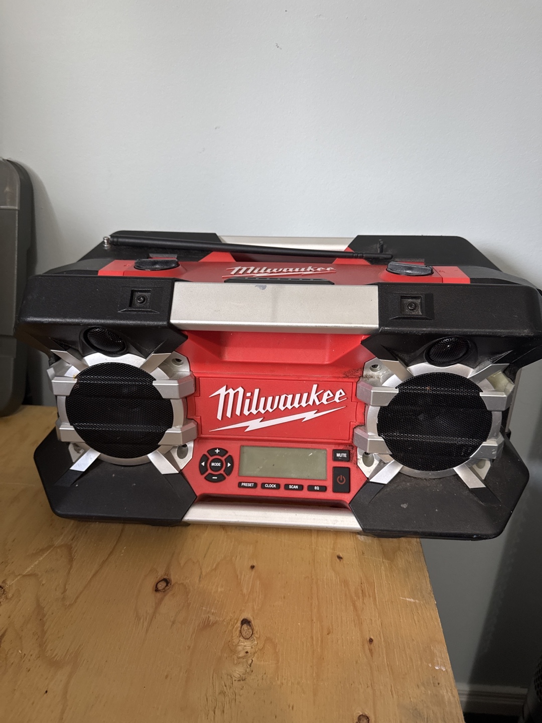 Milwaukee Jobsite AM/FM Radio