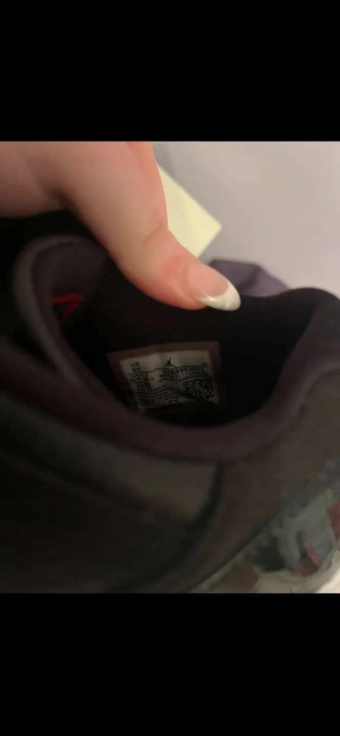 Air Jordan 11 Retro Low Black/White image indicator(2)