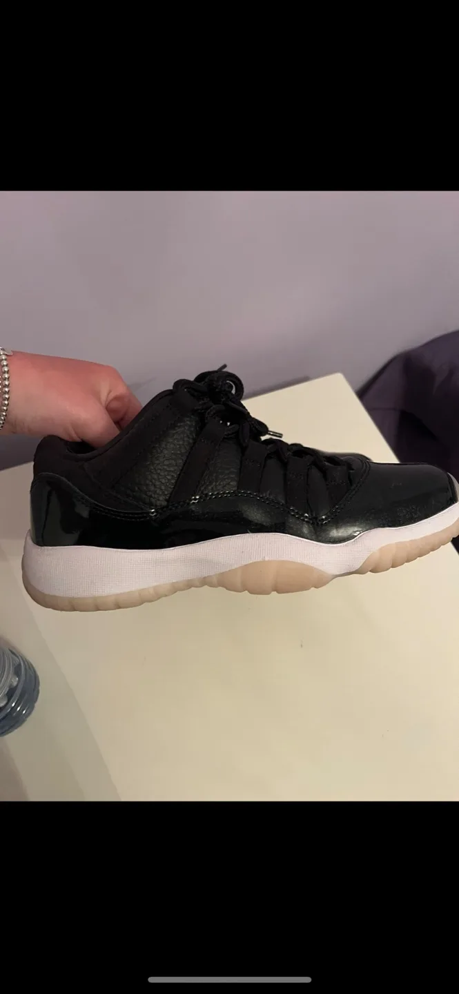 Air Jordan 11 Retro Low Black/White image indicator(4)
