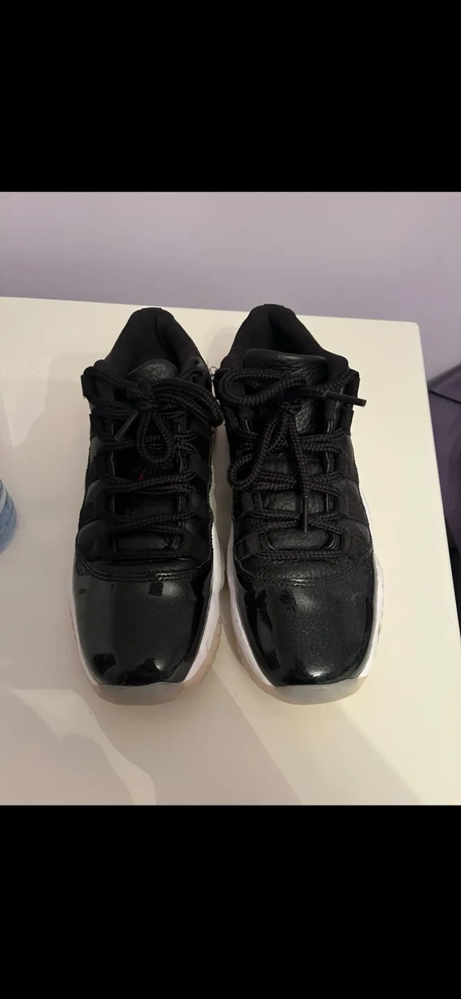Air Jordan 11 Retro Low Black/White image indicator(3)