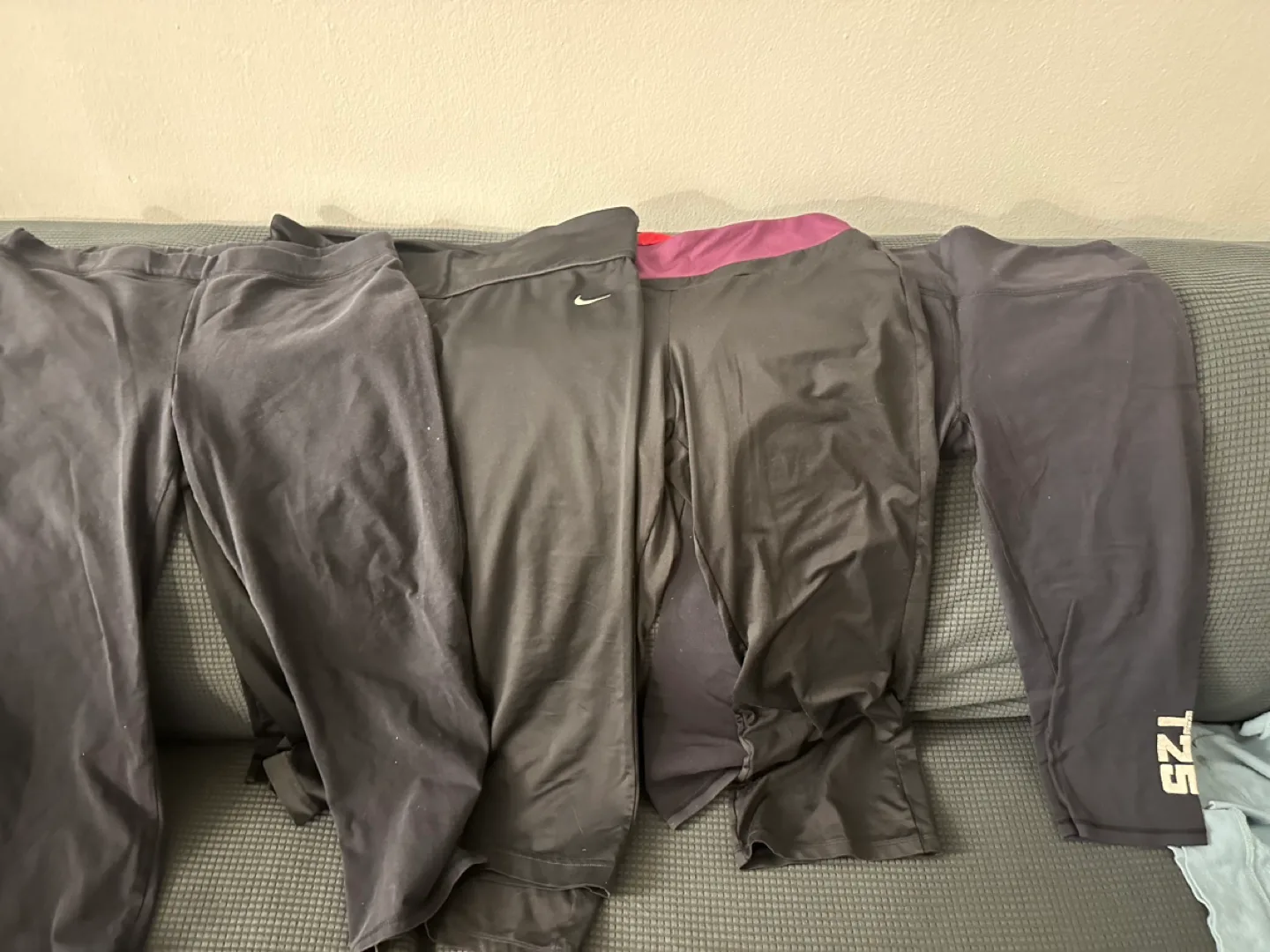 Workout crop leggings image indicator(2)