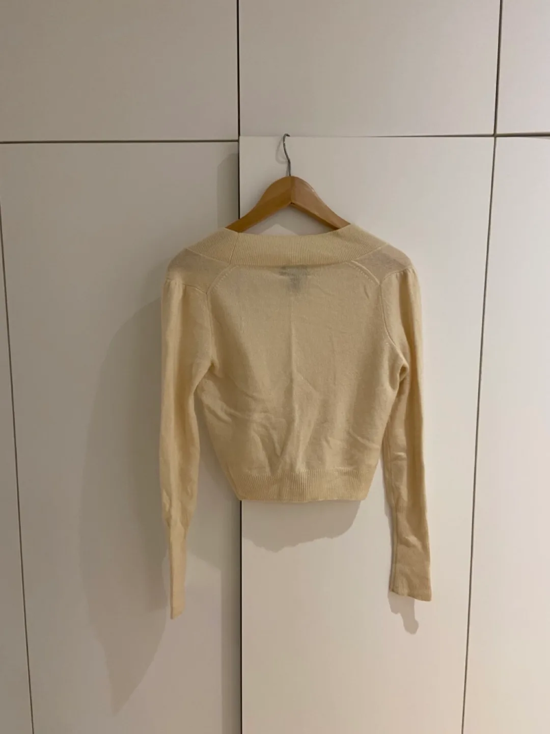 Club Monaco Cashmere V Cream Cardigan image indicator(3)