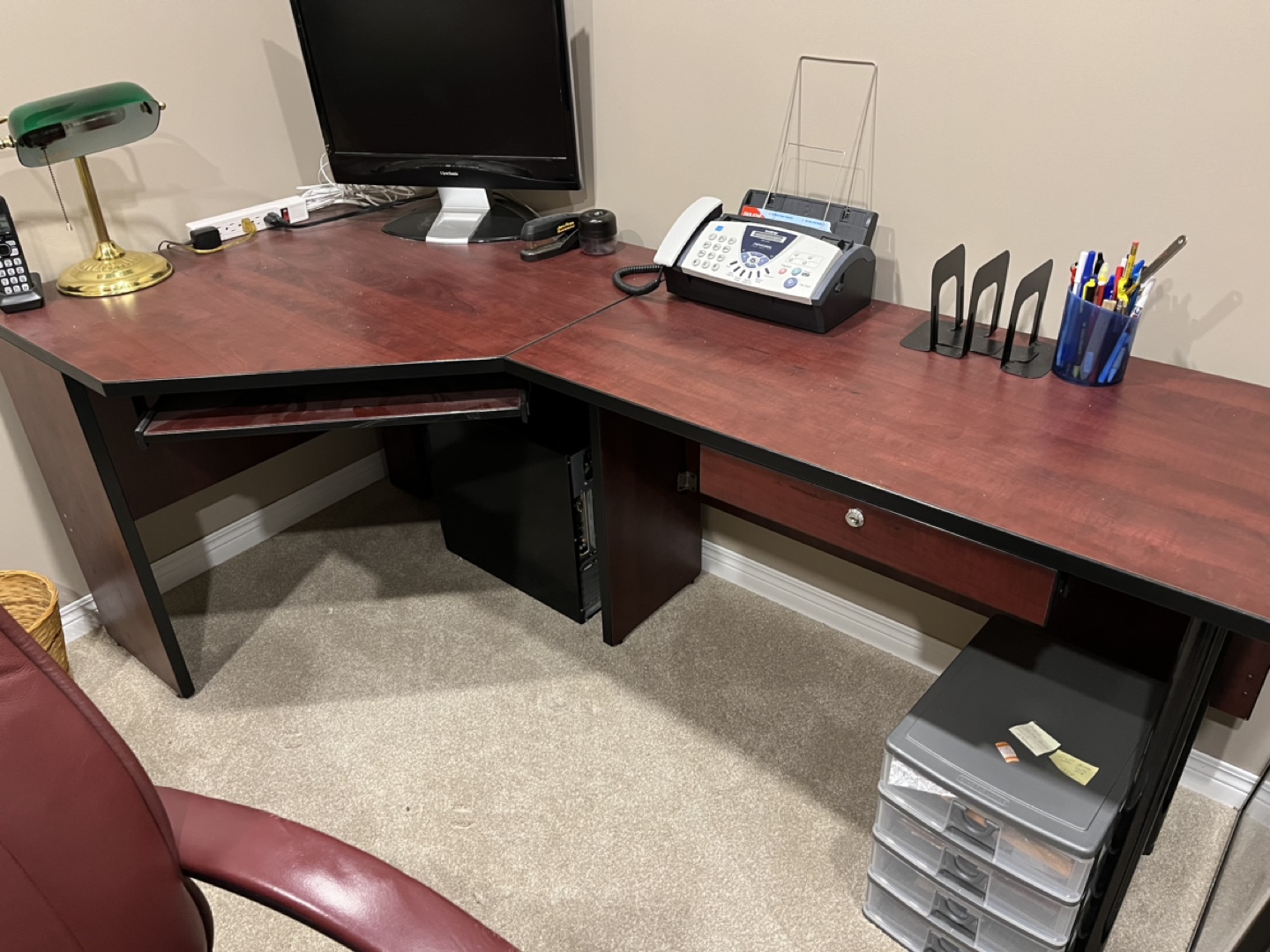 Corner desk with keyboard tray