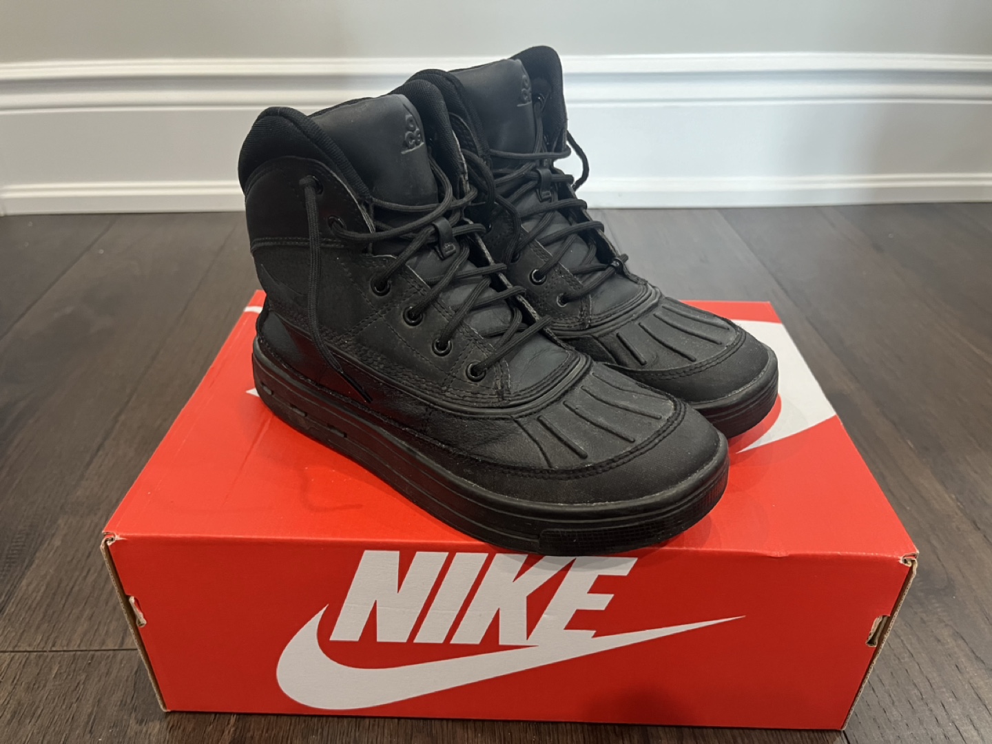 Gray nike acg boots deals