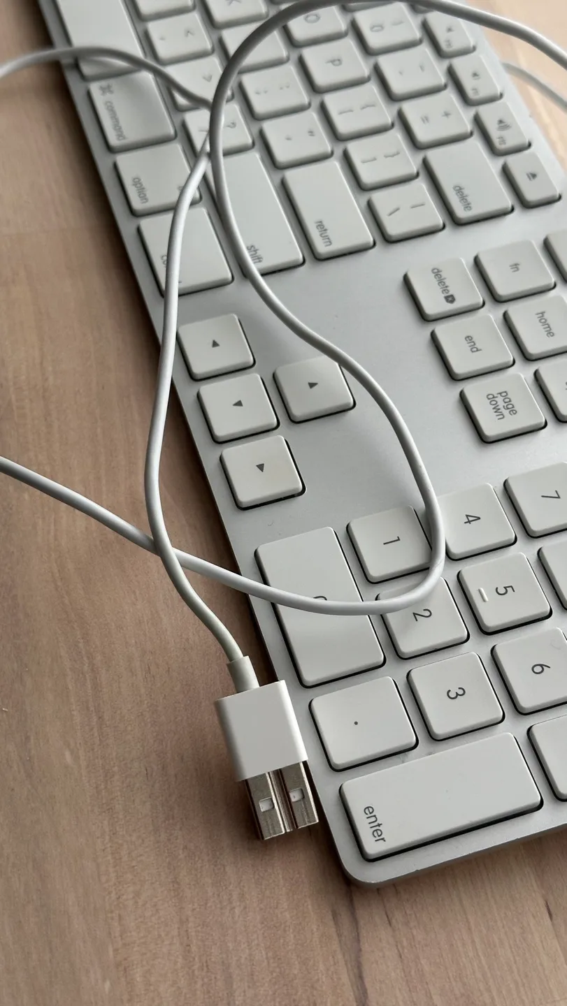 Apple Wired Keyboard image indicator(8)