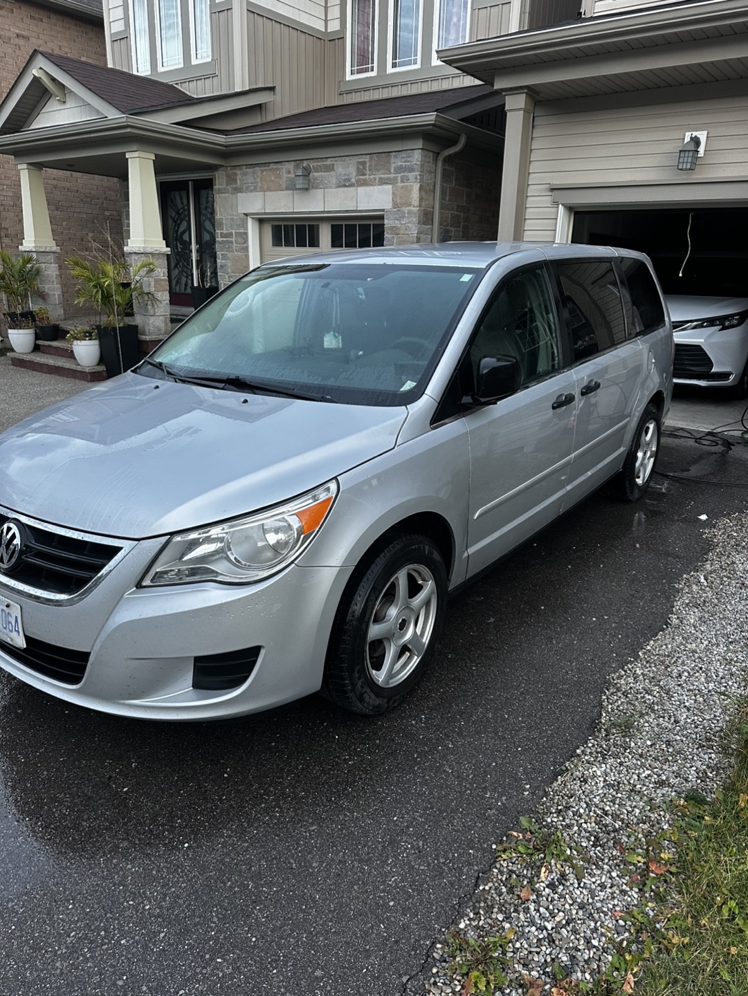 2011 Volkswagen Routan S - photo 4