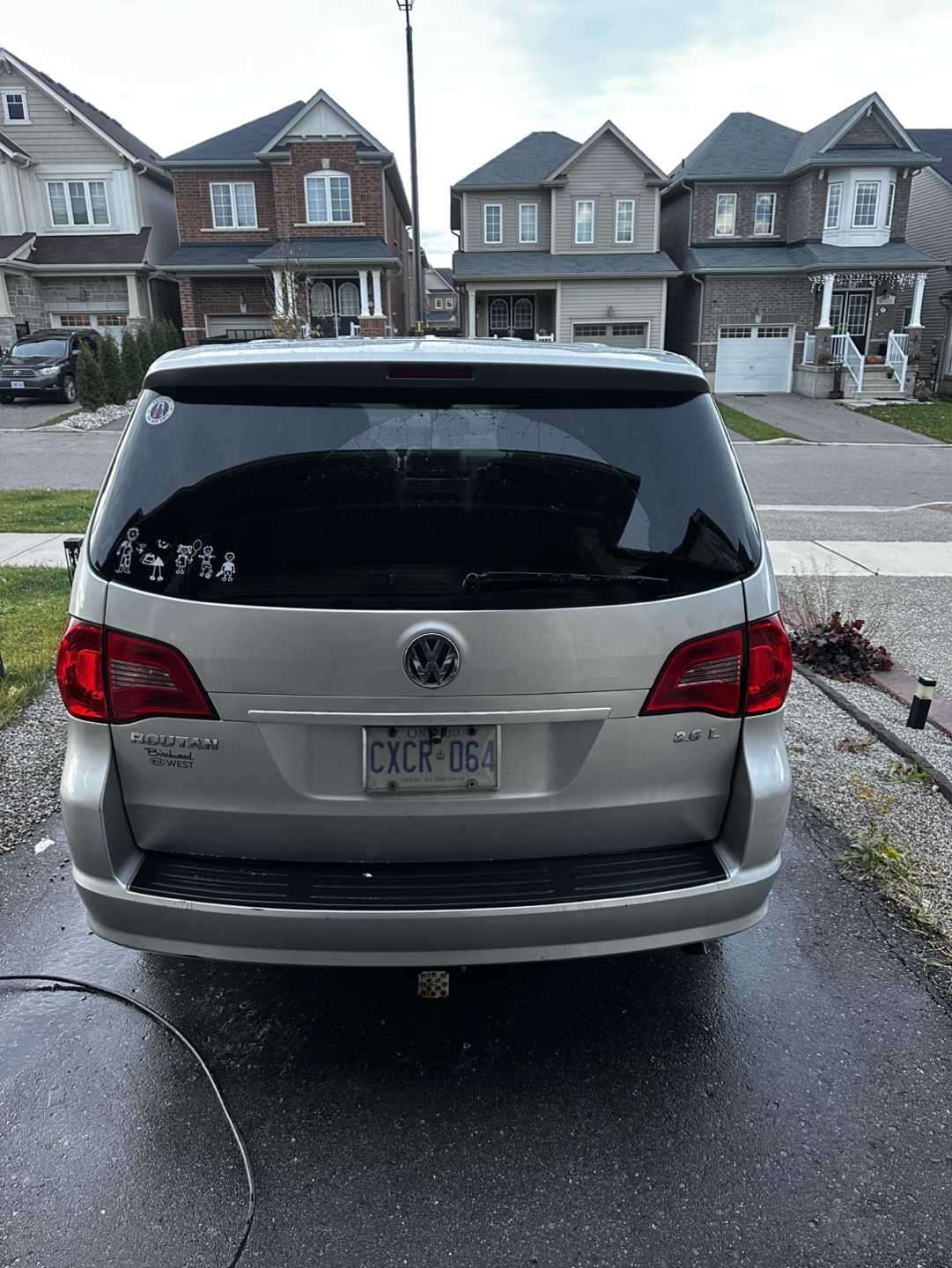 2011 Volkswagen Routan S - photo 2