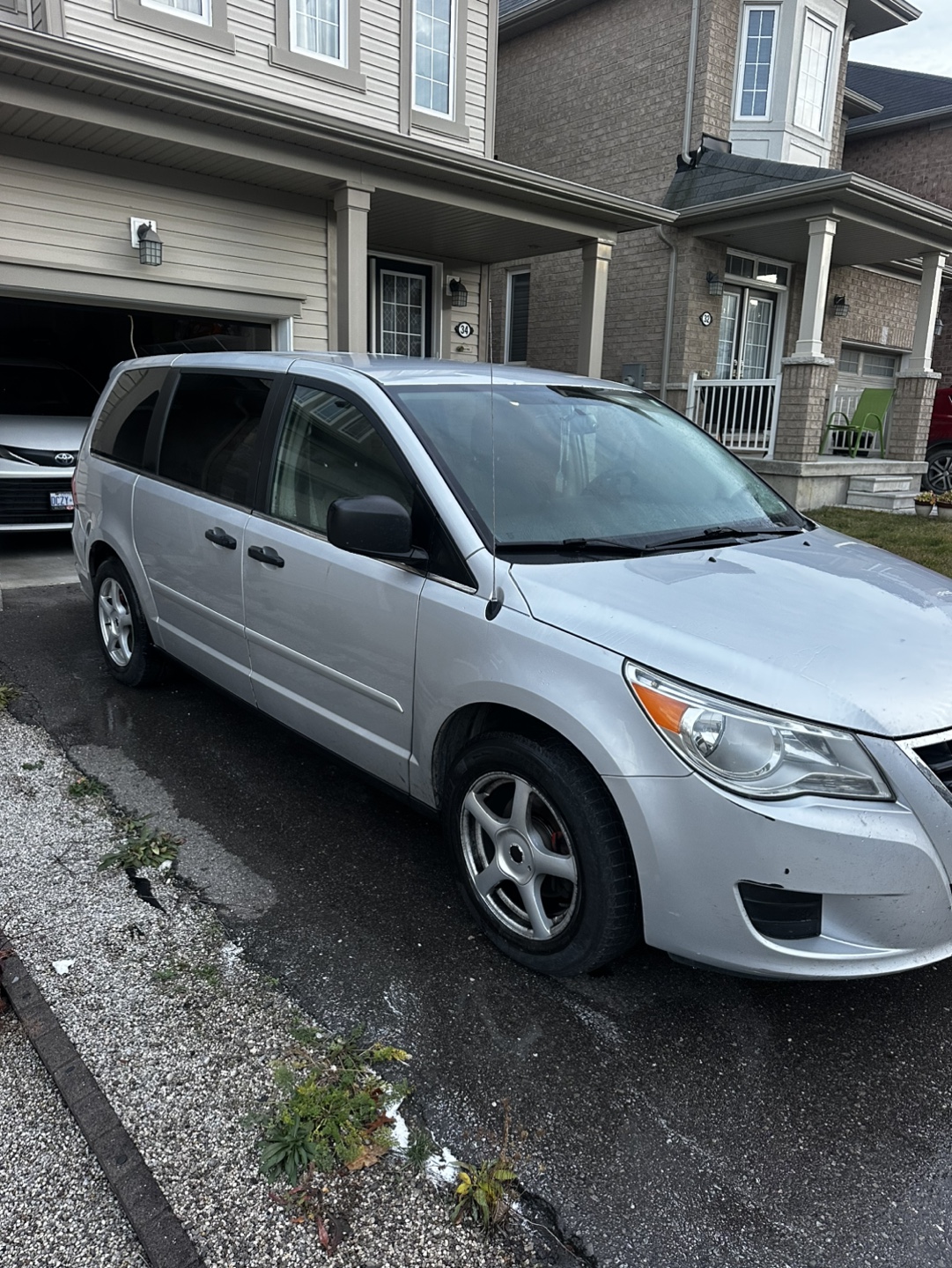2011 Volkswagen Routan S - photo 3