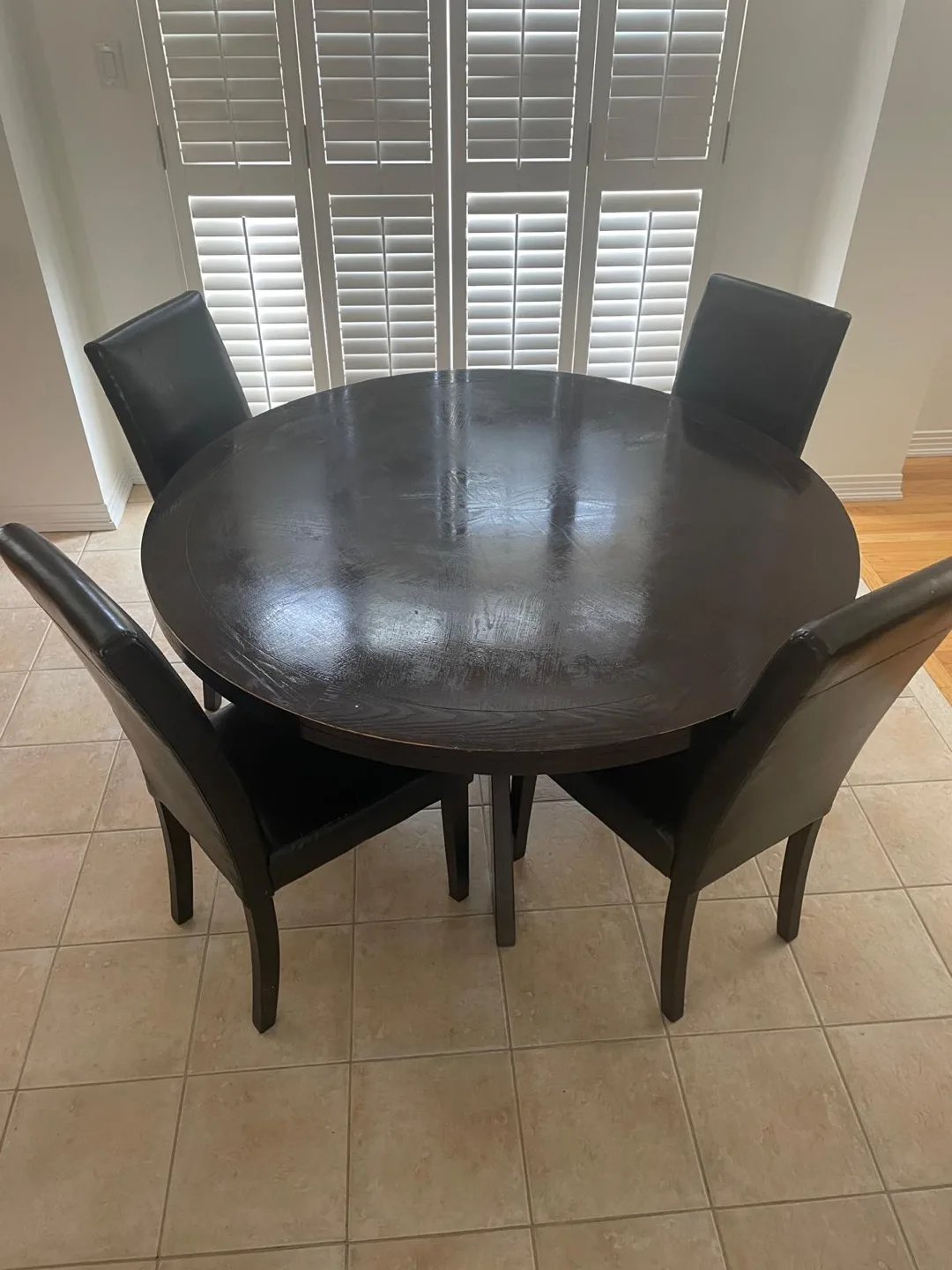 Round dining table and chairs image indicator(2)