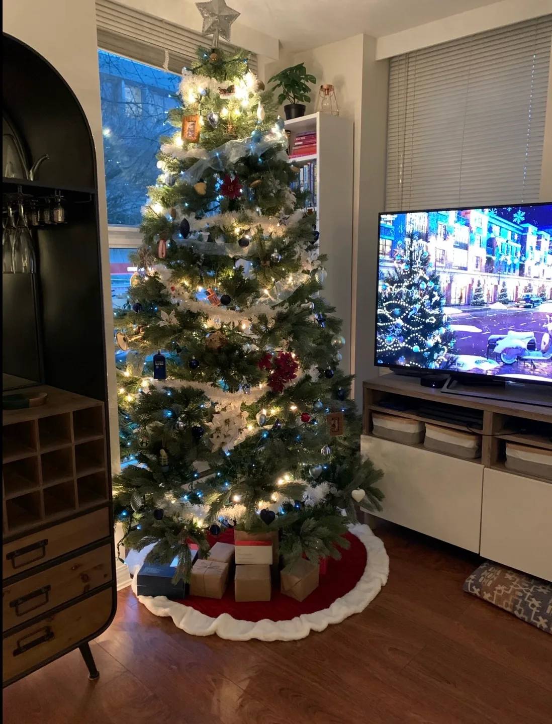 Artificial Christmas Tree + Storage Bag image indicator(3)