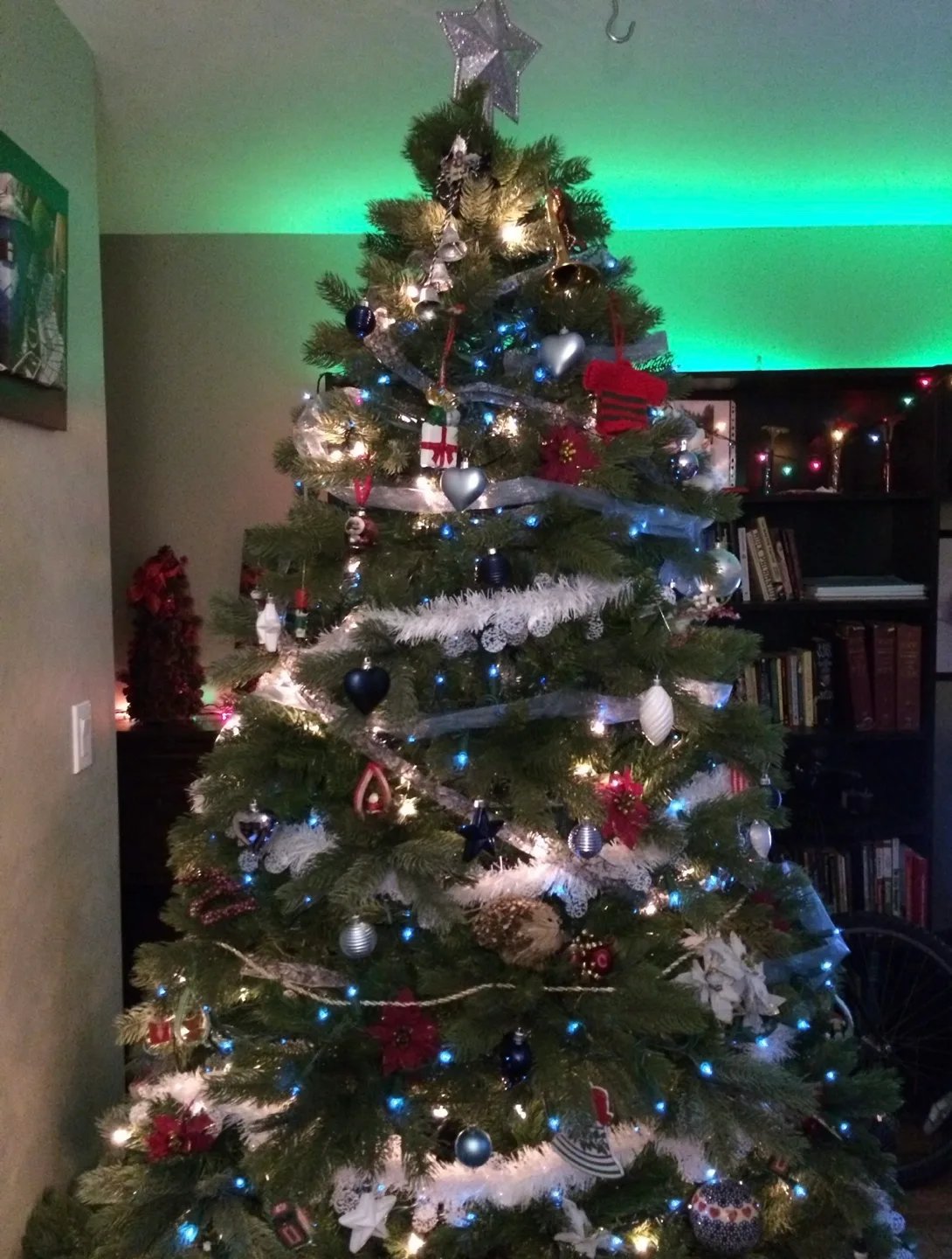 Artificial Christmas Tree + Storage Bag image indicator(4)