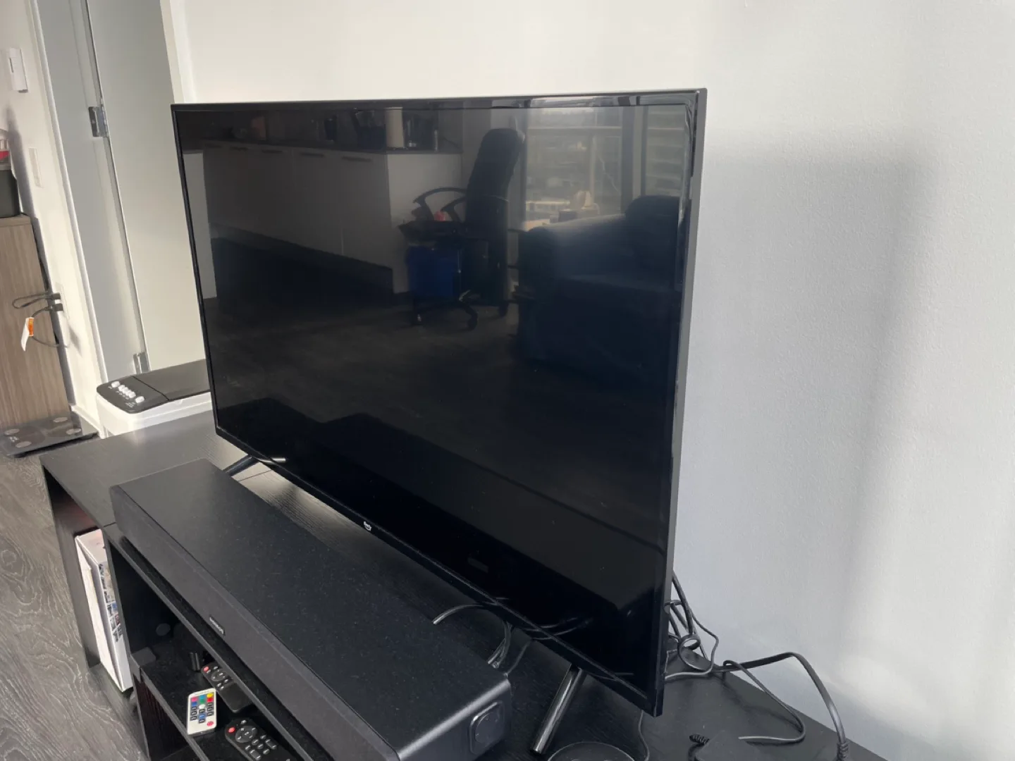 Amazon Fire TV 43” 4-Series 4K UHD Smart TV image indicator(3)