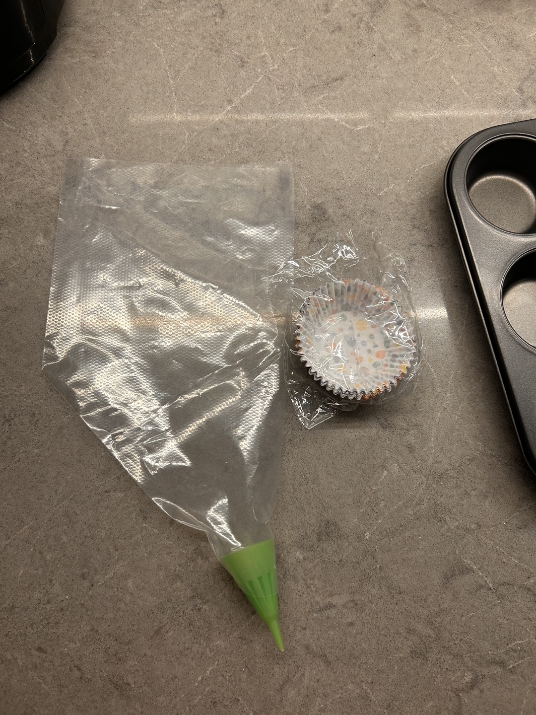 Cupcake tin, cupcake cases and Piping Bag - photo 2