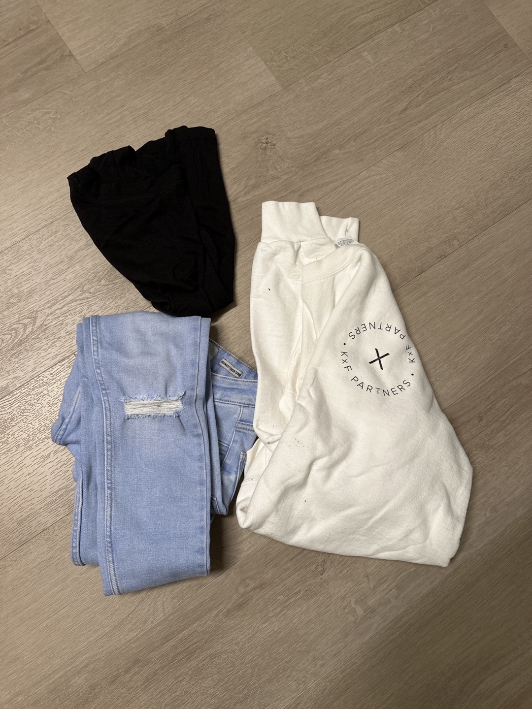 #freecycle 🥕Women’s jeans, sweatshirt and black t-shirt
