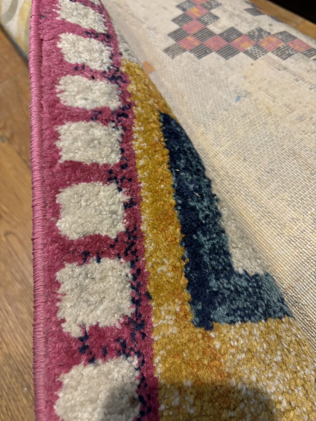 Full living room geometric rug in great condition - photo 3