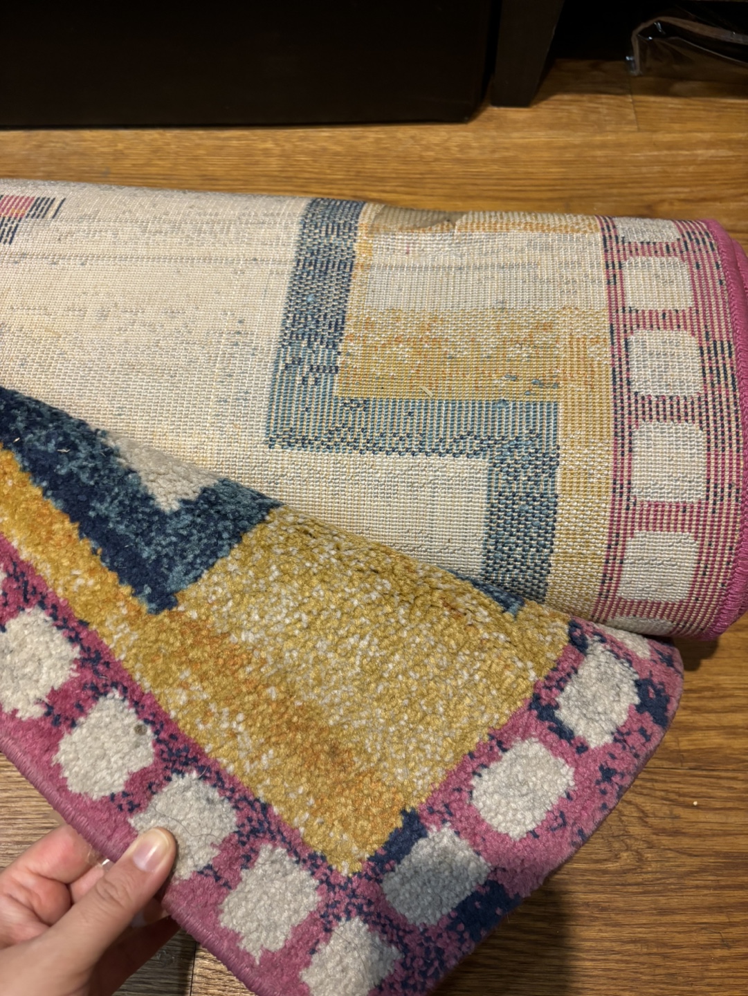 Full living room geometric rug in great condition - photo 2