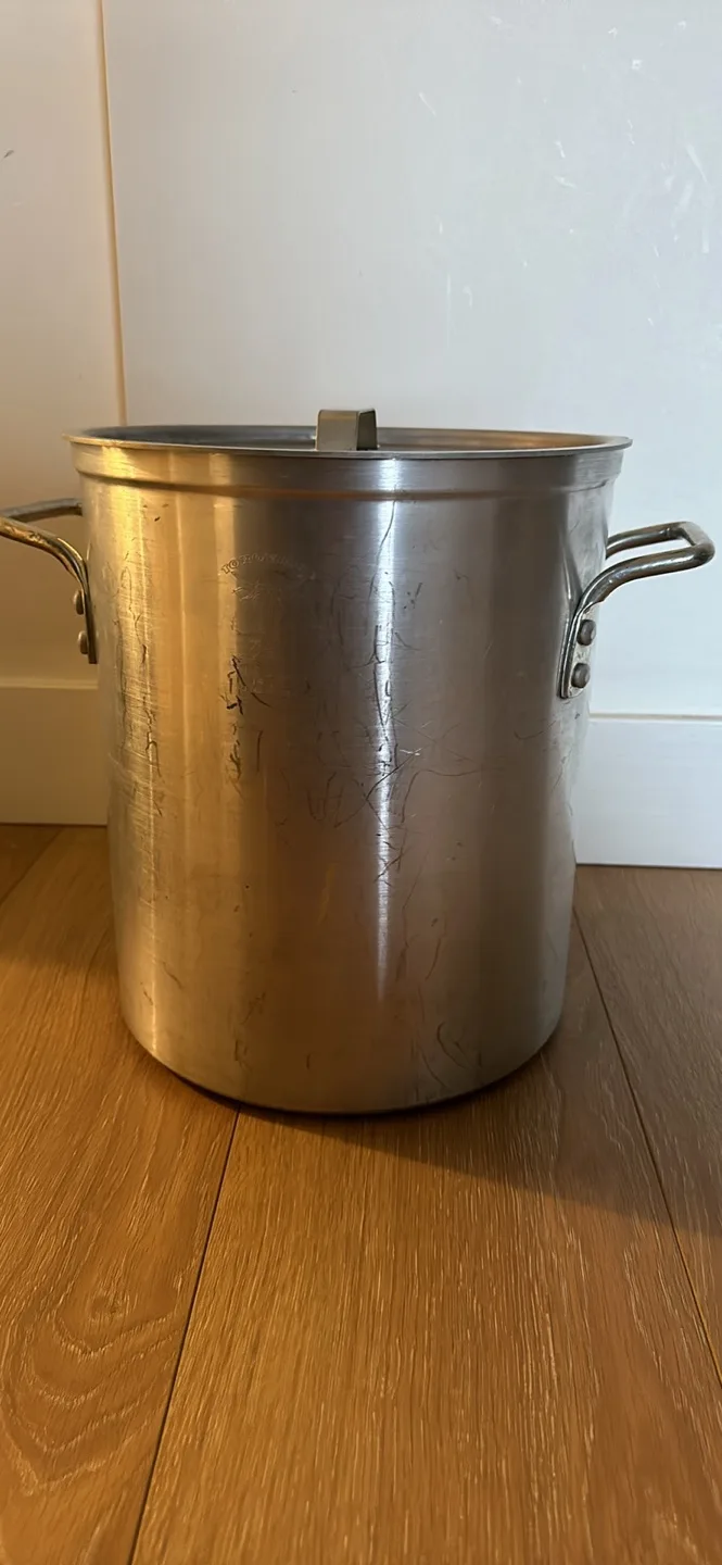 Large Stainless Aluminum Pot with Lid image indicator(2)